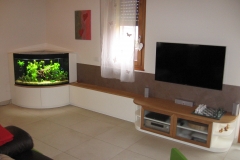 Living in rovere e laccato bianco, con base porta-acquario arrotondata